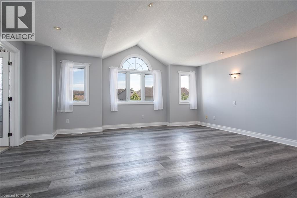 Photo 3 of 35 Yarrow Court, Kitchener ON