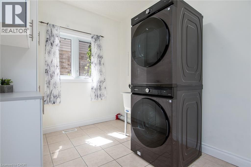 Photo 2 of 35 Yarrow Court, Kitchener ON