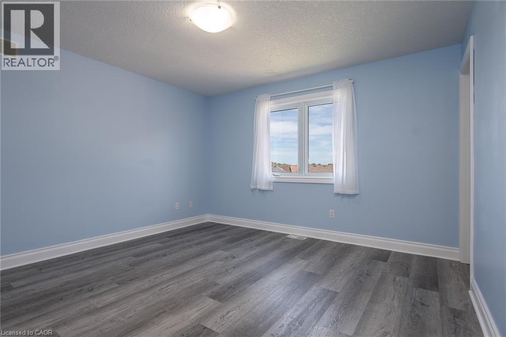 Photo 31 of 35 Yarrow Court, Kitchener ON