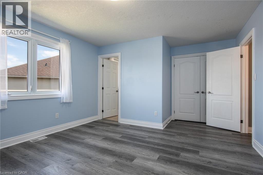 Photo 5 of 35 Yarrow Court, Kitchener ON