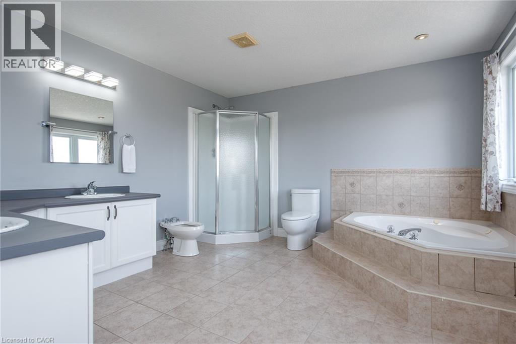 Photo 4 of 35 Yarrow Court, Kitchener ON