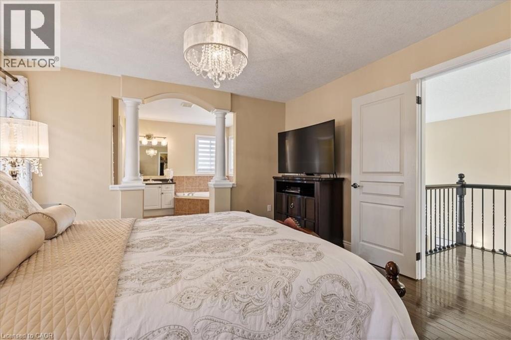 Photo 41 of 118 Banffshire Street, Kitchener ON