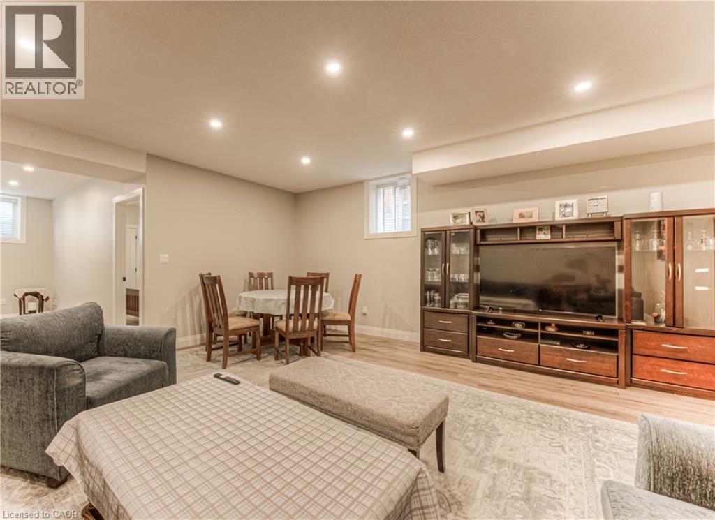 Photo 19 of 81 Fifth Avenue, Kitchener ON