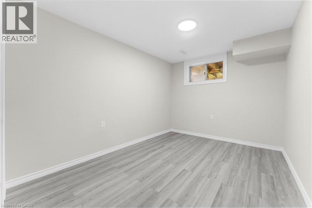 Photo 34 of 119 Nickolas Crescent, Cambridge ON