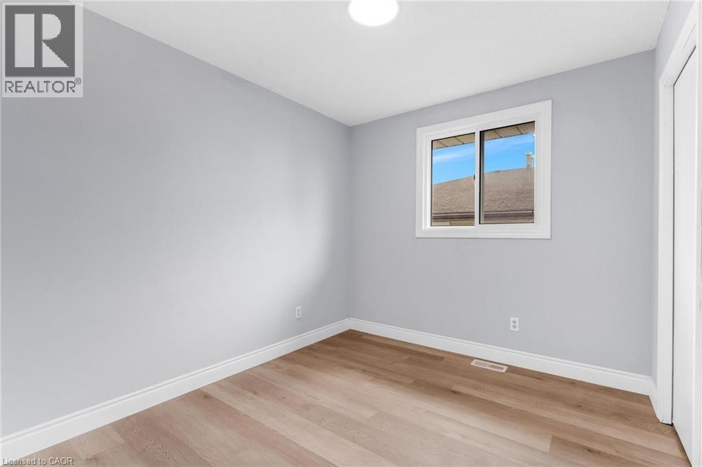 Photo 15 of 119 Nickolas Crescent, Cambridge ON