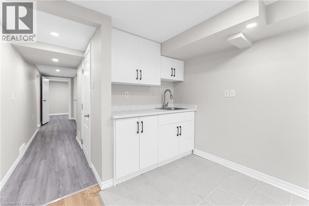 Photo 29 of 119 Nickolas Crescent, Cambridge ON