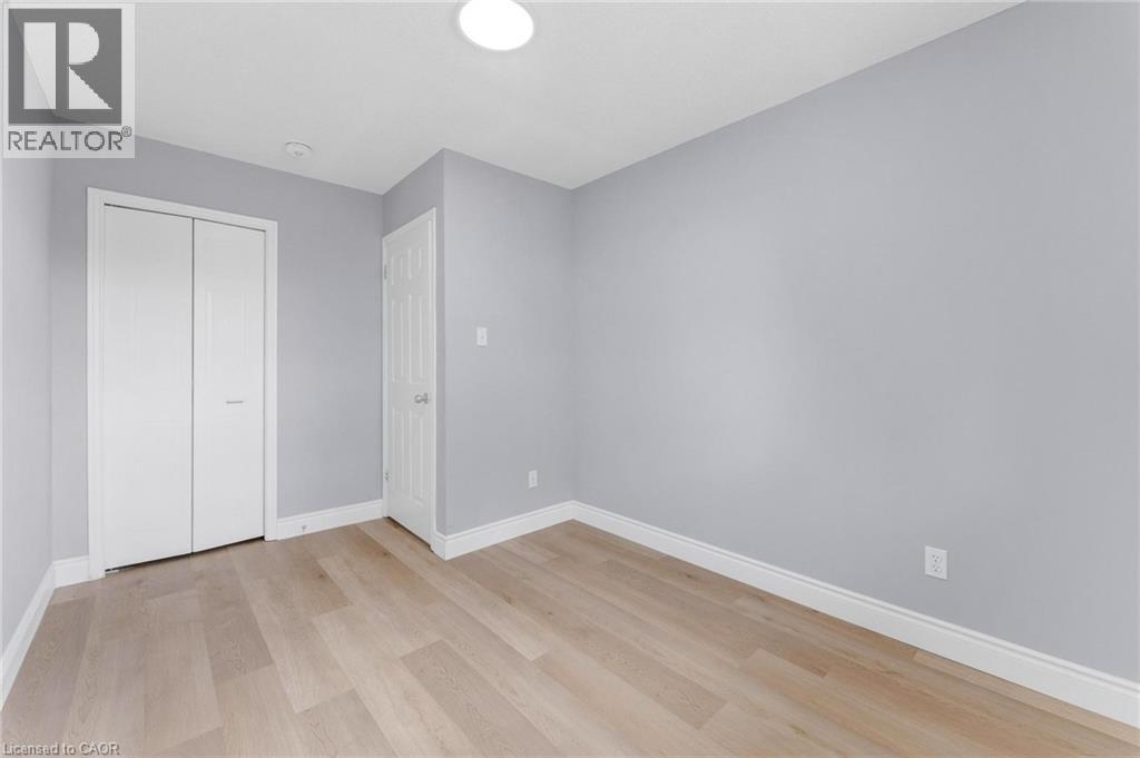 Photo 20 of 119 Nickolas Crescent, Cambridge ON