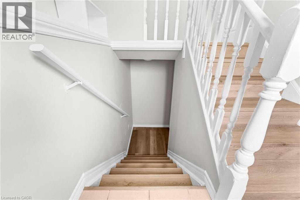 Photo 24 of 119 Nickolas Crescent, Cambridge ON