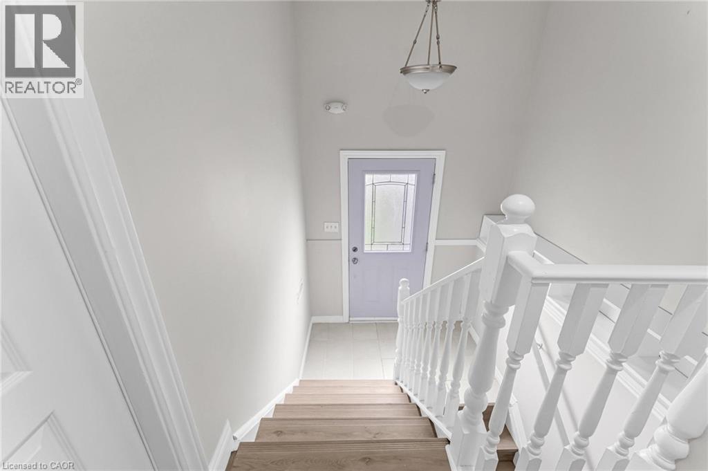 Photo 9 of 119 Nickolas Crescent, Cambridge ON