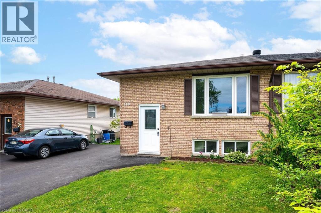 Photo 3 of 119 Nickolas Crescent, Cambridge ON