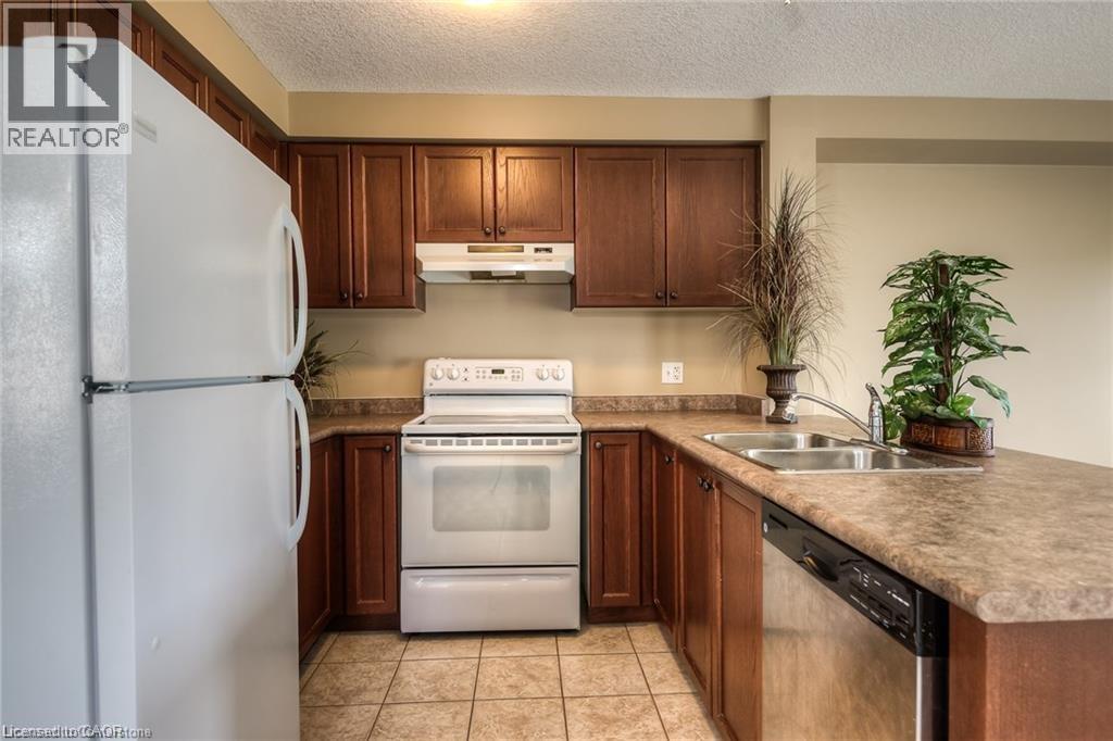 Photo 9 of 260 Countrystone Crescent, Kitchener ON