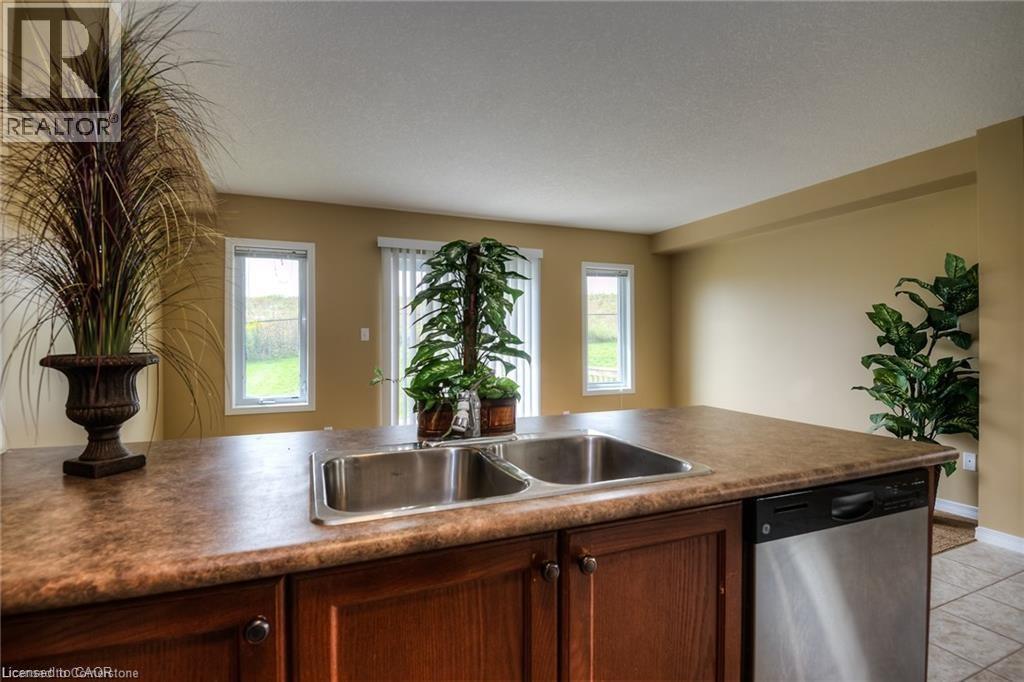 Photo 3 of 260 Countrystone Crescent, Kitchener ON