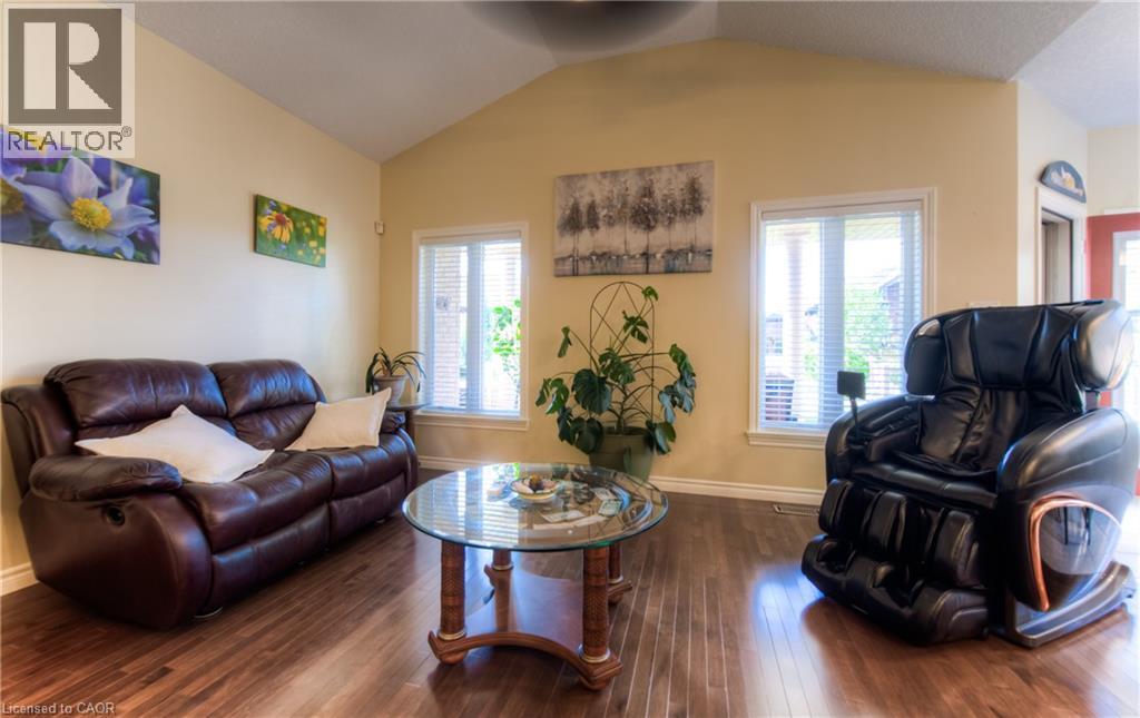 Photo 10 of 28 Amberdale Way, New Hamburg ON
