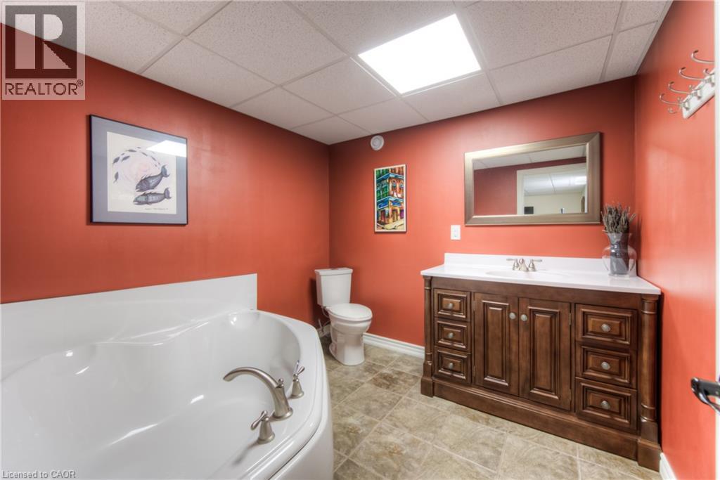 Photo 34 of 28 Amberdale Way, New Hamburg ON