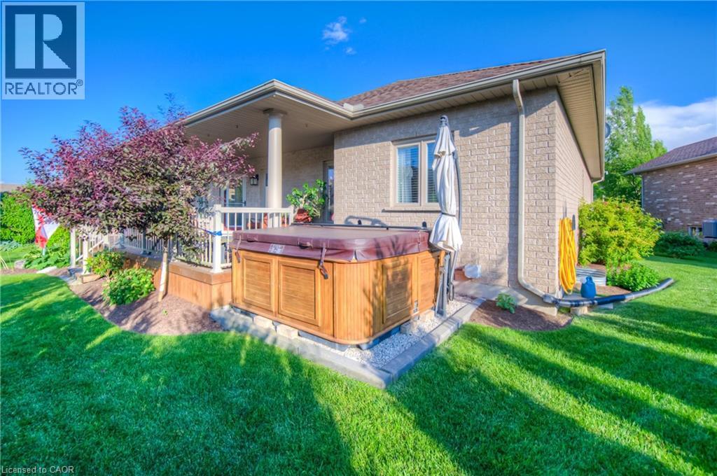 Photo 40 of 28 Amberdale Way, New Hamburg ON