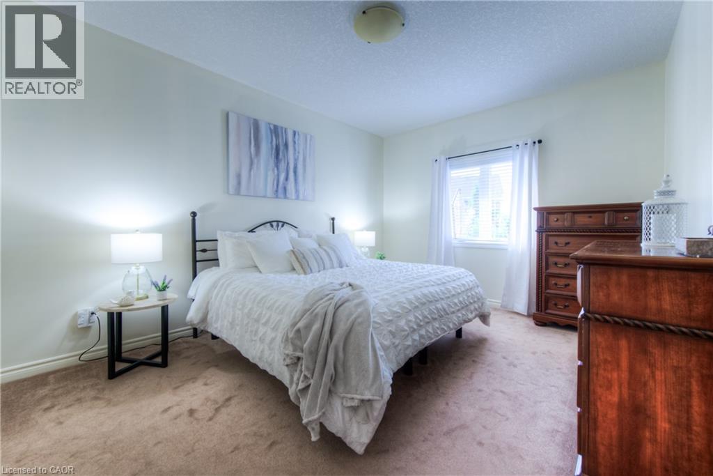 Photo 23 of 28 Amberdale Way, New Hamburg ON