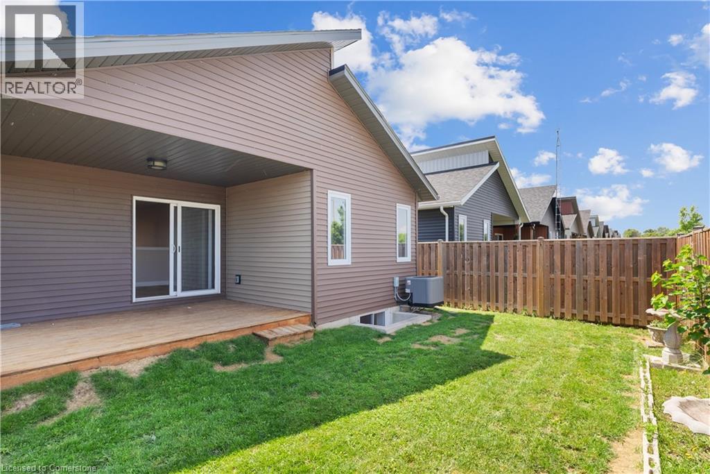 Photo 33 of 98 Moonstone Crescent, Chatham ON
