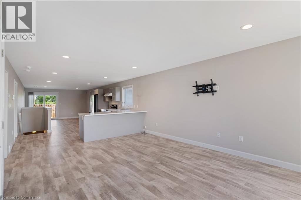 Photo 18 of 98 Moonstone Crescent, Chatham ON