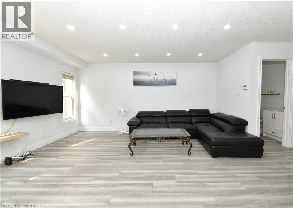 Photo 5 of 260 Bridlewreath Street, Kitchener ON