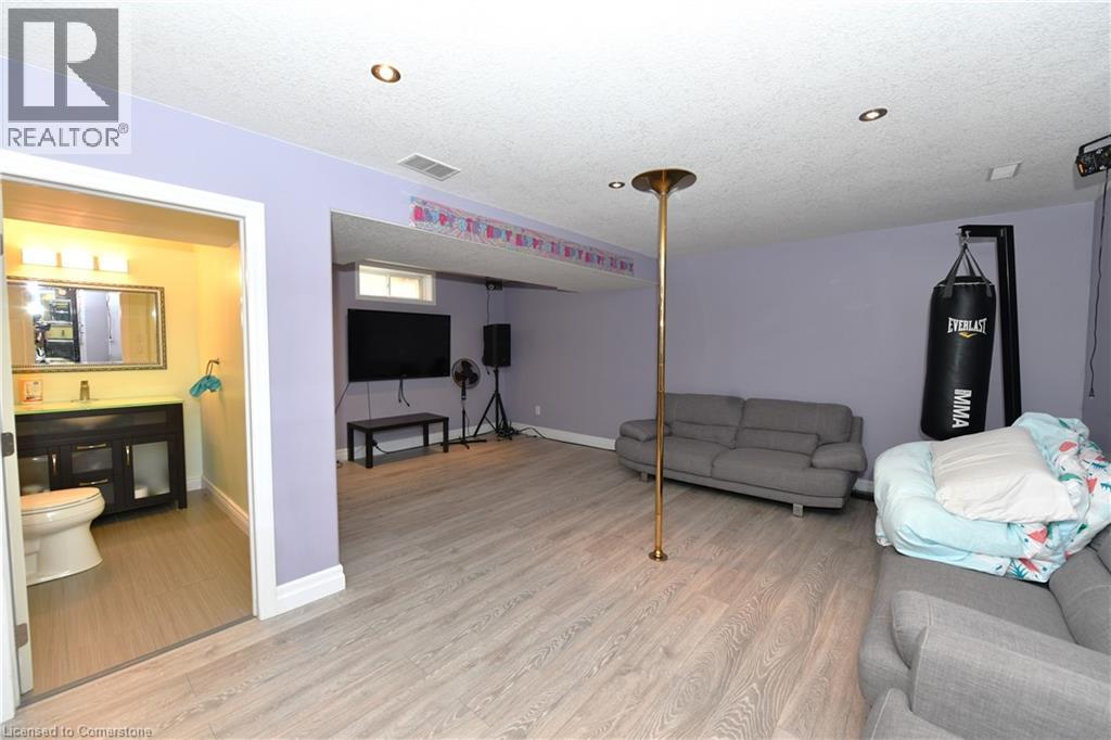 Photo 17 of 260 Bridlewreath Street, Kitchener ON