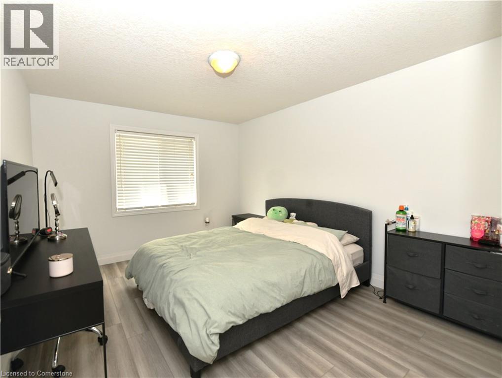 Photo 19 of 260 Bridlewreath Street, Kitchener ON
