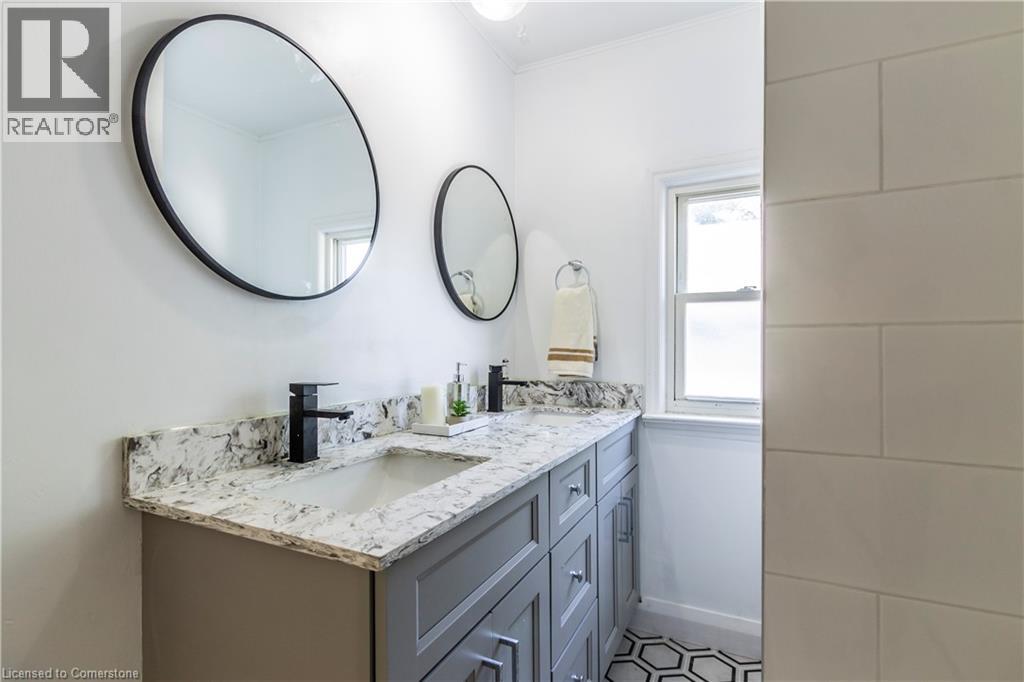 Photo 3 of 250 Cardigan Street, Woodstock ON
