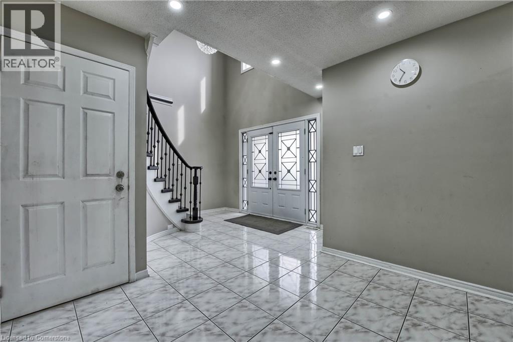 Photo 8 of 5570 Shorecrest Crescent, Mississauga ON