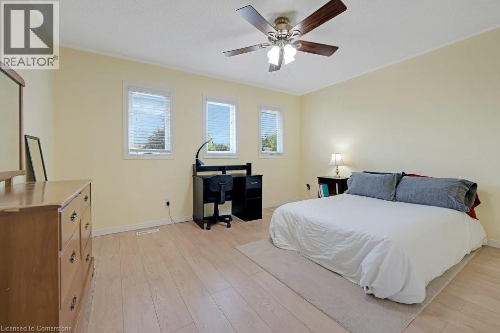 Photo 20 of 32 Kingfisher Crescent, Cambridge ON