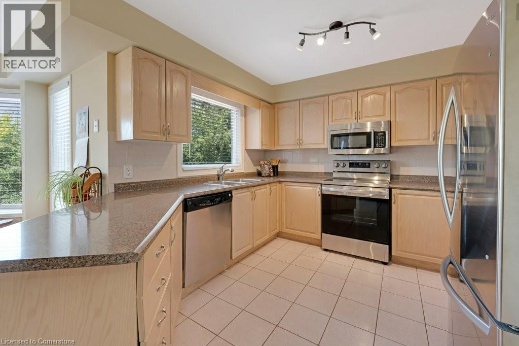 Photo 7 of 32 Kingfisher Crescent, Cambridge ON
