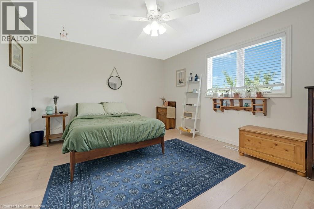 Photo 37 of 32 Kingfisher Crescent, Cambridge ON