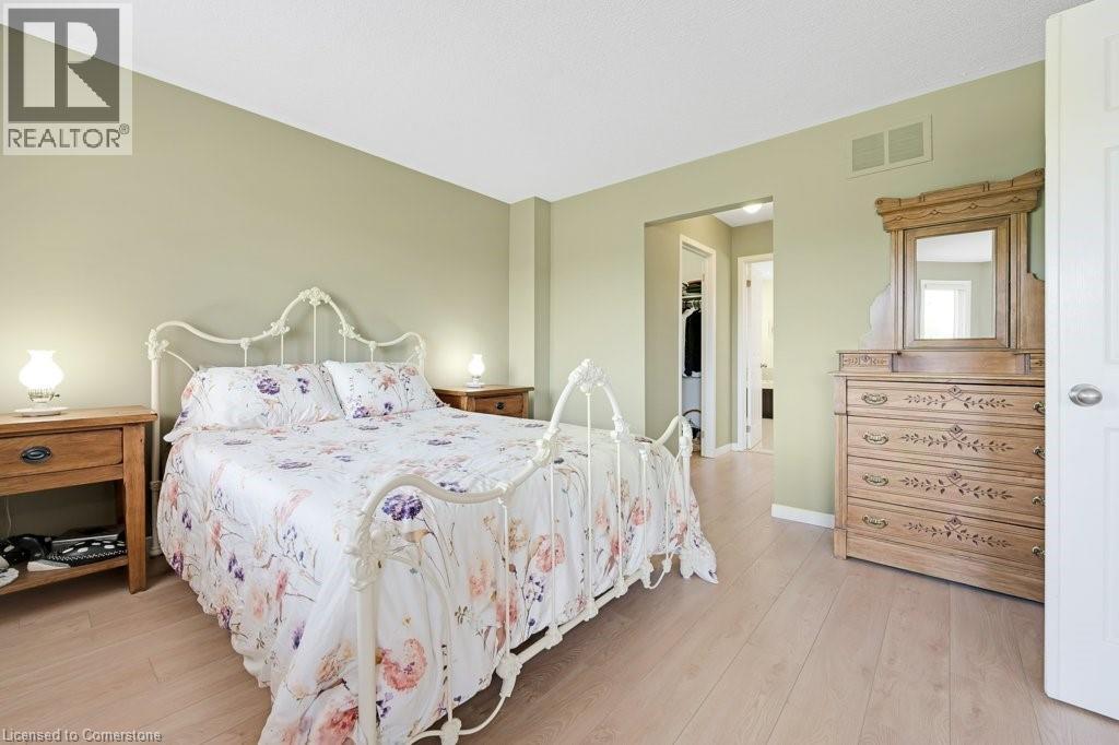 Photo 23 of 32 Kingfisher Crescent, Cambridge ON