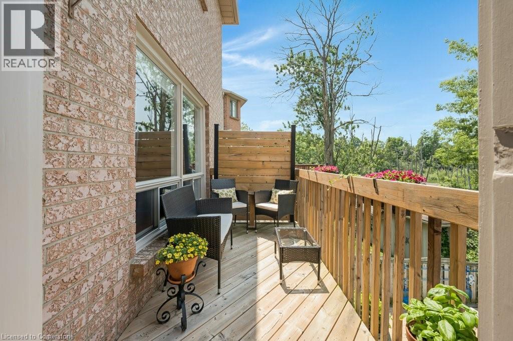 Photo 2 of 32 Kingfisher Crescent, Cambridge ON