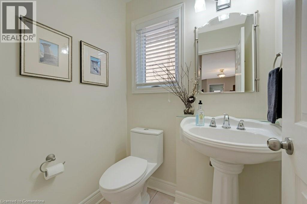 Photo 14 of 32 Kingfisher Crescent, Cambridge ON