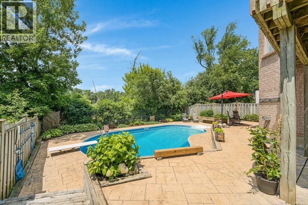 Photo 10 of 32 Kingfisher Crescent, Cambridge ON