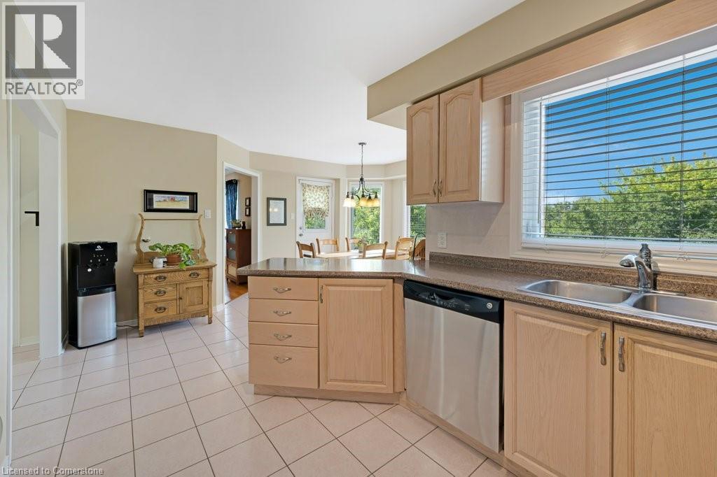 Photo 30 of 32 Kingfisher Crescent, Cambridge ON