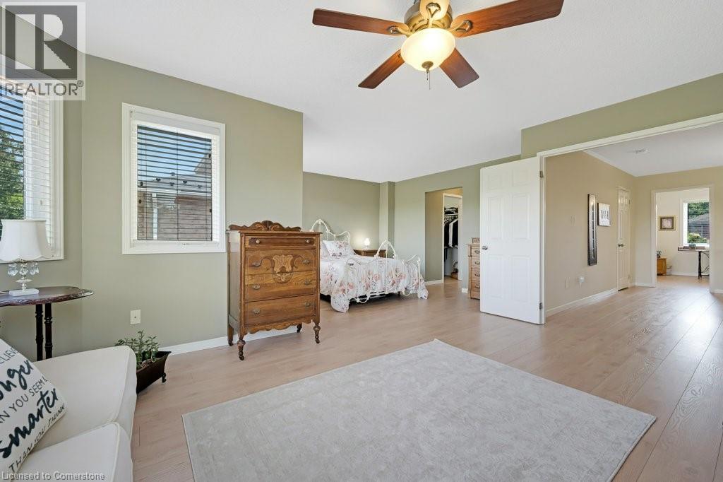 Photo 41 of 32 Kingfisher Crescent, Cambridge ON