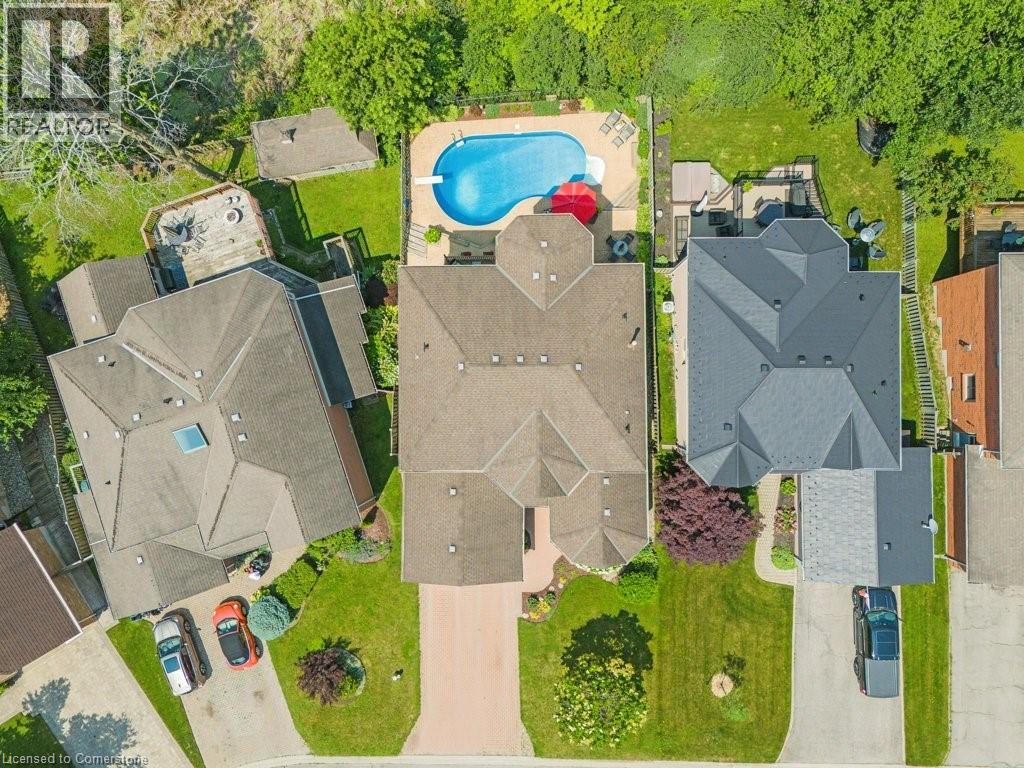 Photo 9 of 32 Kingfisher Crescent, Cambridge ON