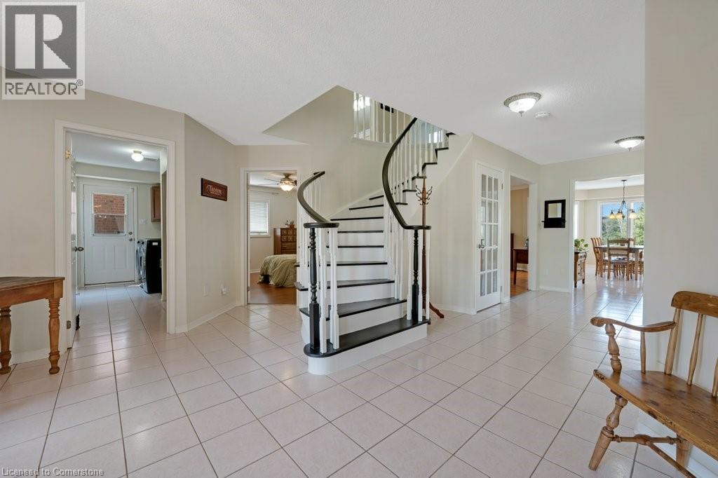 Photo 16 of 32 Kingfisher Crescent, Cambridge ON