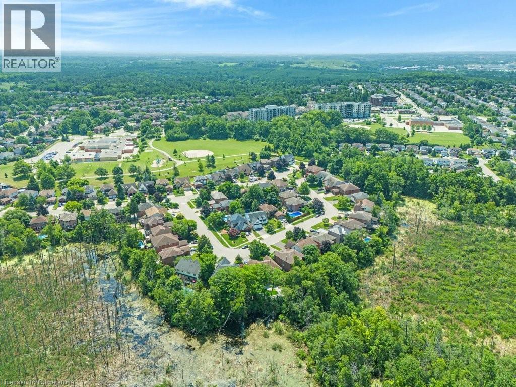 Photo 13 of 32 Kingfisher Crescent, Cambridge ON