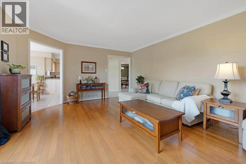 Photo 6 of 32 Kingfisher Crescent, Cambridge ON