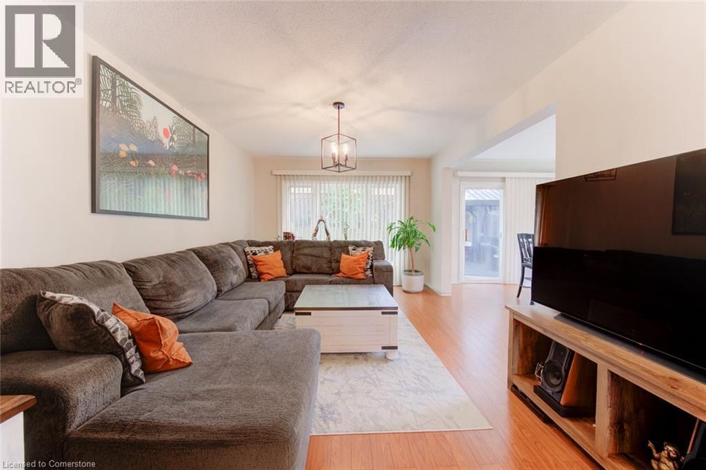 Photo 2 of 916 Veronica Court, Kitchener ON