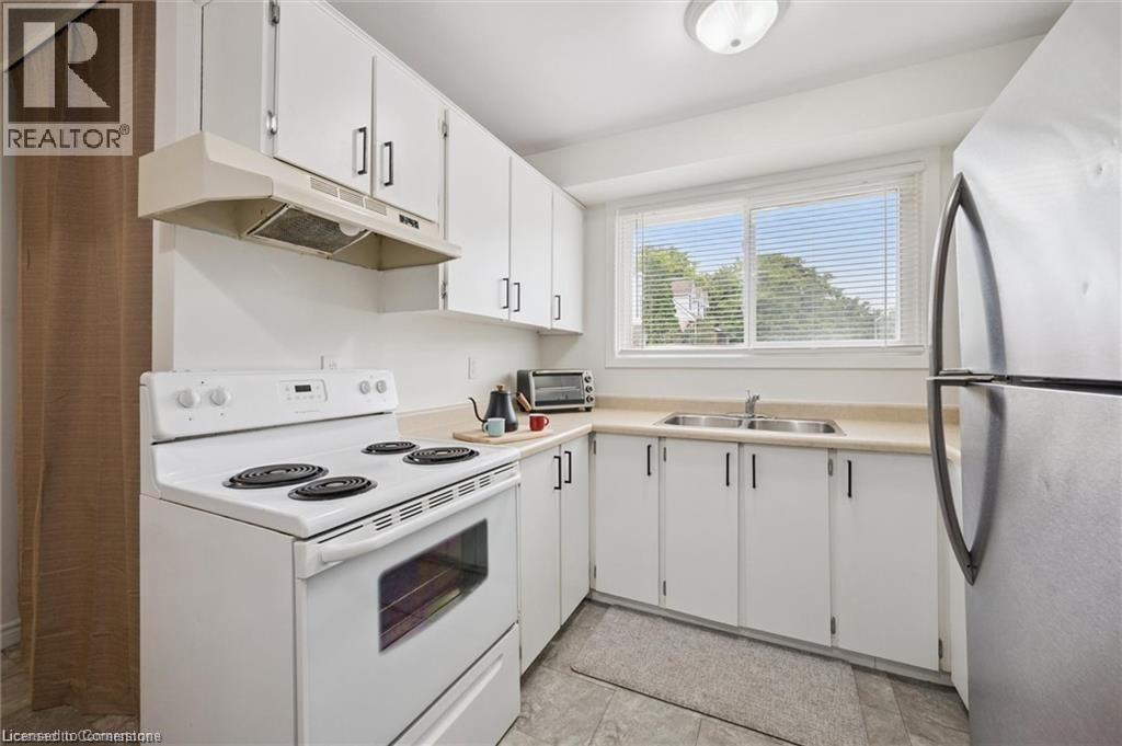 Photo 8 of 320 Bluevale Street N Unit A, Waterloo ON