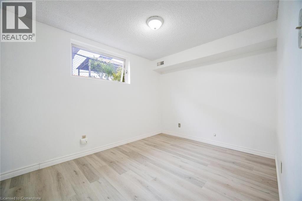 Photo 8 of 196 Millwood Crescent, Kitchener ON