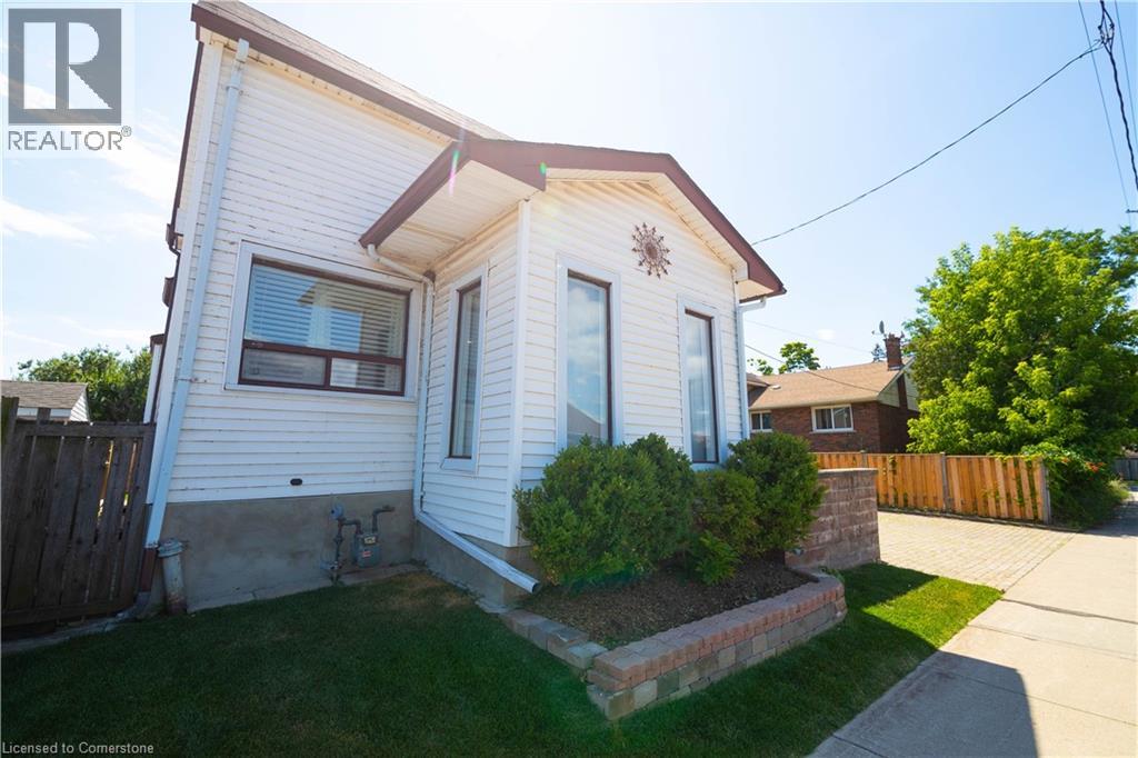 Photo 4 of 704 Roxborough Avenue, Hamilton ON
