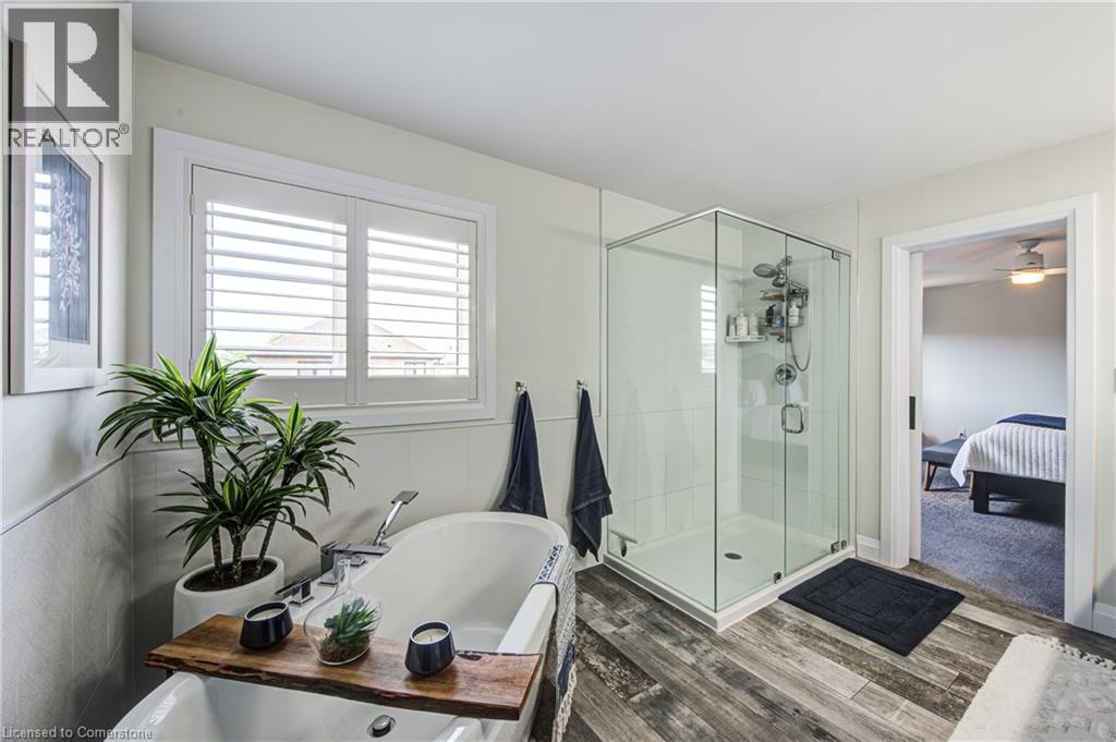 Photo 5 of 32 Arlington Parkway, Paris ON