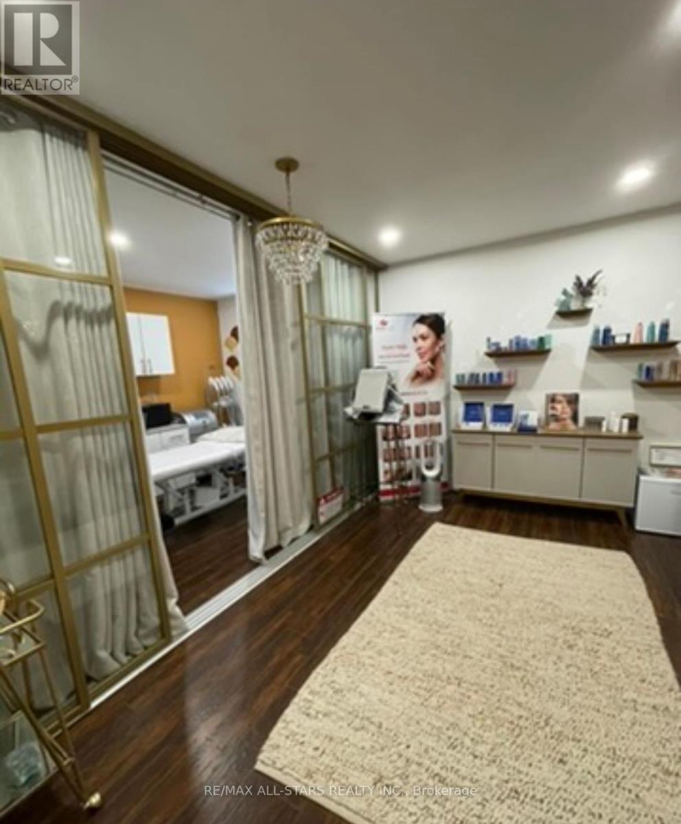 Photo 5 of 202 A 717 Queen Street E, Toronto ON