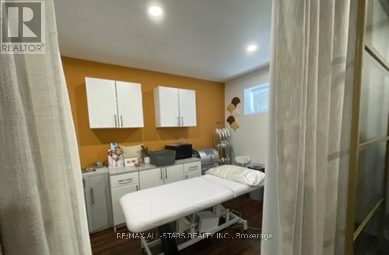 Photo 6 of 202 A 717 Queen Street E, Toronto ON