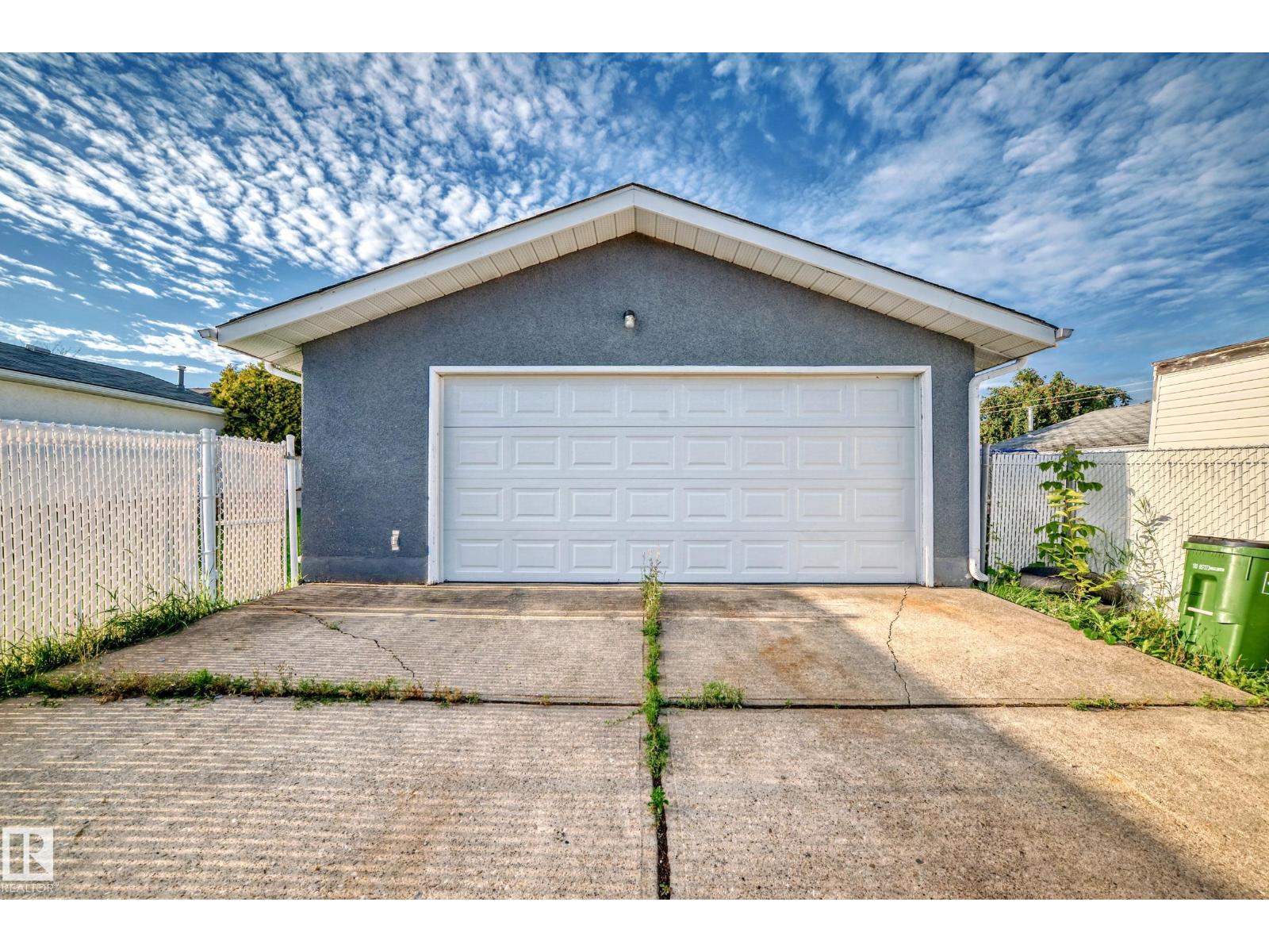Photo 31 of 8504 152 A Av Nw, Edmonton AB