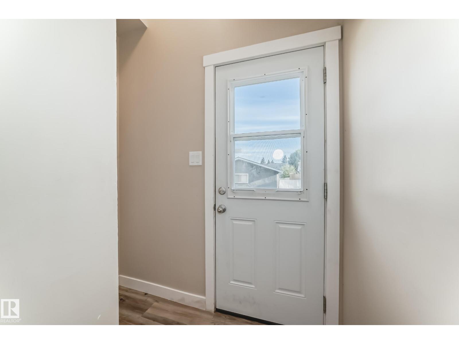 Photo 11 of 8504 152 A Av Nw, Edmonton AB