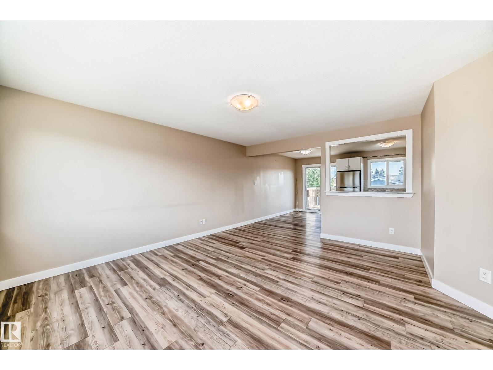 Photo 12 of 8504 152 A Av Nw, Edmonton AB